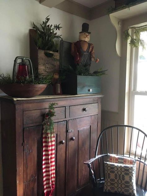 Natal Natural, Primitive Home Decorating, Primitive Interiors, Colonial Home Decor, Primitive Country Christmas, Primitive Dining Rooms, Primitive Christmas Decorating, Primitive Christmas Decor, Primitive Farmhouse Decor