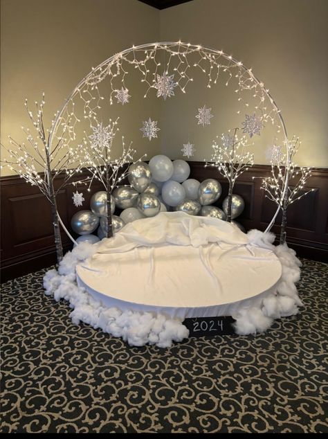 Snowglobe Parade Float, Winter Homecoming Decorations, Frozen Balloon Display, Winter Dance Decorations Diy, Snow Globe Themed Party, Snow Globe Balloon Arch, High School Winter Dance Decorations, Snow Globe Backdrop, Diy Snowglobe Photo Booth