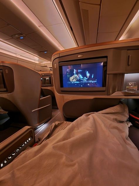 First Class Plane, Jet Privé, Business Class Flight, First Class Flights, Airport Aesthetic, Life Vision Board, Travel Pictures Poses, Luxury Lifestyle Dreams, Business Class