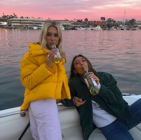 Drinking With Bestie, Besties On Holiday, Slushies Aesthetic Friends, Besties Having Fun Aesthetic, Girls Having Fun, Bestfriend Summer Photos, Yellow Sunset, Best Friend Photos, Bff Goals