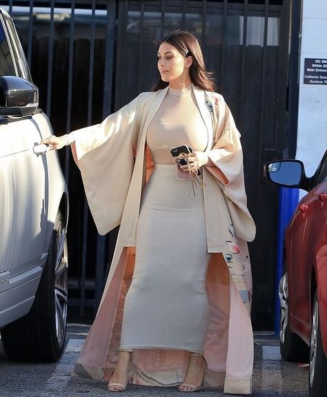 KkW Mode Kimono, Kardashian Photos, Embroidered Coat, Embroidered Kimono, Kim Kardashian Style, Abaya Designs, Kardashian Style, Abayas Fashion, Abaya Fashion