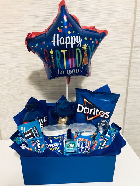 Blue Things For Gift Basket, Blue Snack Box Gift, Blue Birthday Basket Gift Ideas, Blue Snack Basket Ideas, Blue Basket Gifts, Blue Hamper Gift Ideas, Snack Box Ideas For Boyfriend, Blue Birthday Box Gift For Boyfriend, Blue Gifts For Best Friend