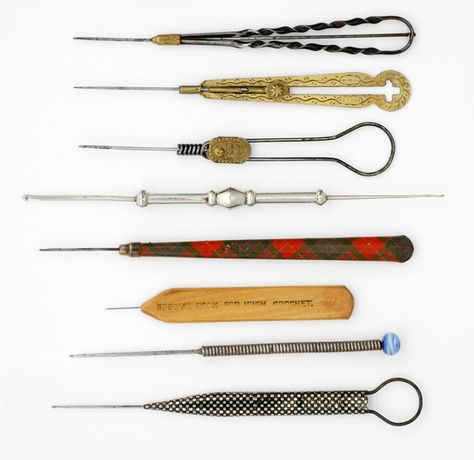 Nancy Nehring's historical crochet hook classification (antique wire needle crochet hooks shown here) Historical Crochet, Yarn Sticks, Antique Crochet Hooks, Tapestry Loom Weaving, Antique Crochet, Needle Crochet, Tool Hooks, Vintage Hooks, Steel Crochet Hooks