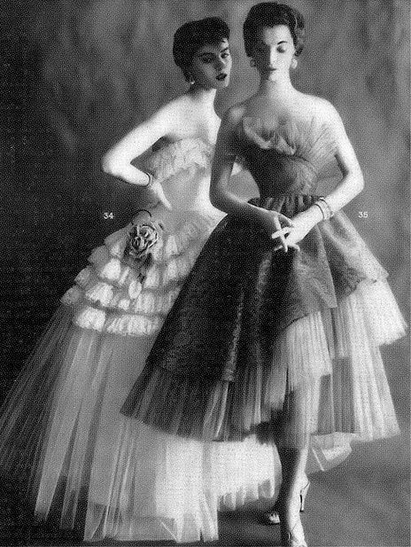 1953 Patsy Shally (l) and model in tulle ball gown and party dress by Cotillion, Vogue, August Tulle Dress Sketch, 50s Ball Gown, Vintage Glamour Fashion, 1950s Ball Gown, 1950s Gown, 1950s Couture, Retro Romance, Vogue Vintage, 1950 Fashion