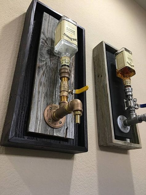 Alcohol Dispenser, Bar In Casa, Liquor Dispenser, Diy Holz, Bar Room, Man Caves, Brass Wall, Accessories Handmade, Bar Design