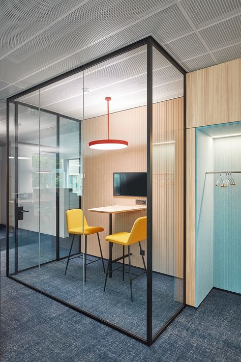 Small Meeting Room, Bank Office, Commercial Office Design, Small Office Design, Pouf Design, Office Design Inspiration, Modern Office Space, Office Interior Design Modern, Coworking Office