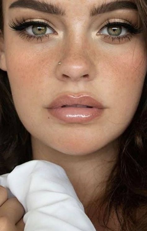 Prom Eyes, Make Up Bride, Eyeshadow For Blue Eyes, Makeup Hacks, Natural Lip Balm, Tinted Lip Balm, Natural Eyes, Fashion Life, Eyes Model