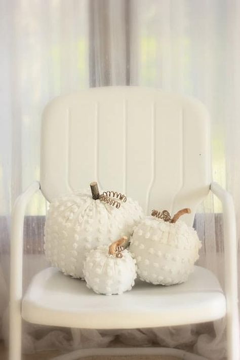 Pumpkins made with old bedspreads for a DIY fall decor idea White Fall Decor Ideas, Chenille Pumpkins, Chenille Crafts, Autumn Decorating, Fabric Pumpkins, Fabulous Fall, Fall Holidays, White Pumpkins, Fall Decor Diy