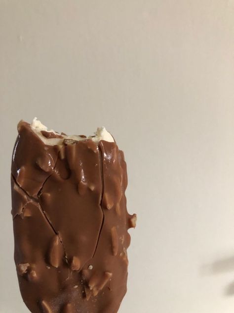 Magnum Aesthetic, Ice Krim, Frozen Snack, Love Ice Cream, Food Therapy, Coffee Drink Recipes, Snap Food, Sweets Recipes, Food Obsession