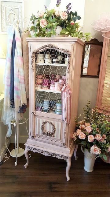 Jennelise: Madeleine L'Amour Shabby Chic Francese, Old China Cabinet, Shabby French Chic Decor, Camera Shabby Chic, Shabby Chic Decorating, Muebles Shabby Chic, Chic Kitchen Decor, Shabby Chic Kitchen Decor, Shabby Chic Design