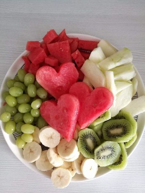 Fruit In Shapes, Lunch Ideas Fruit, Healthy Girl Lifestyle Aesthetic Food, Healthy Food Platter, Aesthetic Food Fruit, Cute Fruit Platter, Fruit Lunch Box Ideas, Mini Fruit Platter, Eat Healthy Aesthetic