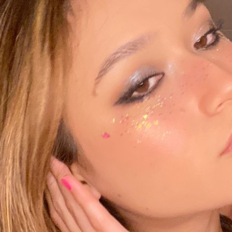 Glitter On Cheeks Makeup, Glitter Cheek Makeup, Easy Glitter Makeup, Star Freckles Makeup, Glitter Freckles Makeup, Glitter On Cheeks, Rhinestone Freckles, Glitter Cheeks, Glitter Tears Makeup