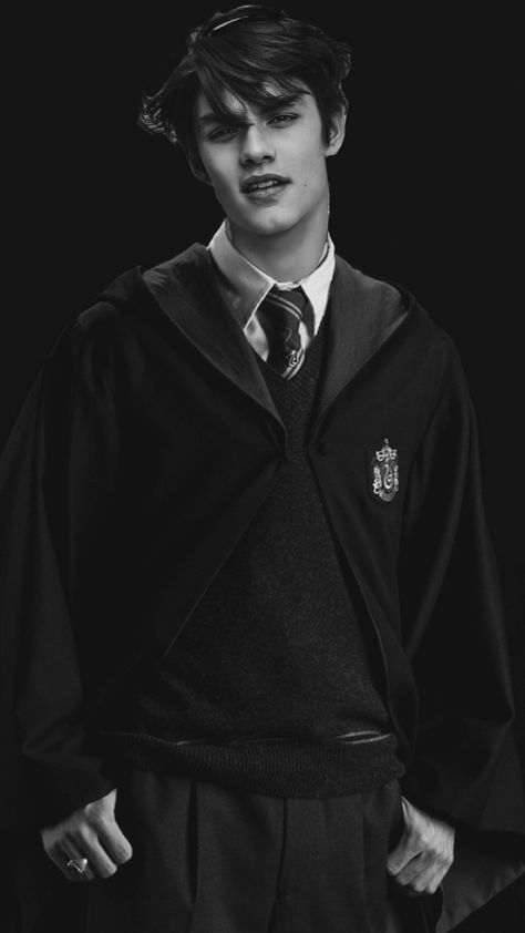 Louis Partridge Gryffindor, Louis Patrige Wallpapers, Louis Partridge Harry Potter, Louis Partridge Slytherin, Lorenzo Berkshire Harry Potter, Lois Patridge, Black And White Louis Partridge, Lorenzo Berkshire Slytherin, Lorenzo Berkshire X Y/n