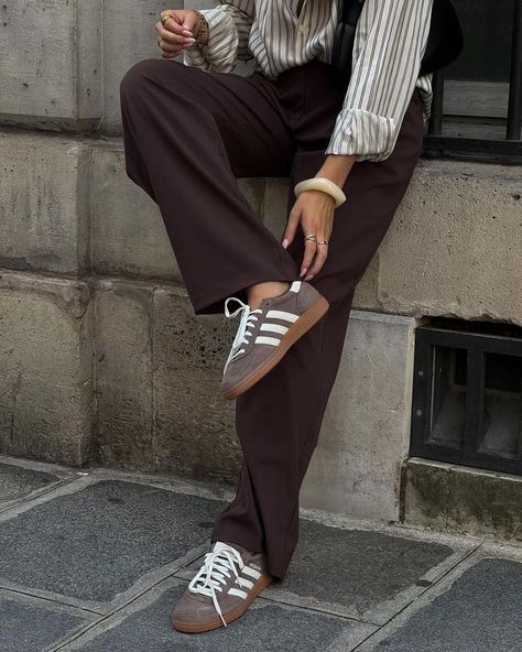 Adidas Trainers Outfit, White Samba Adidas Outfit, Adidas Sneakers Outfit, Brown Pants Outfit, Brown Adidas, Stylish Street Style, Adidas Outfit Women, Manish Fashion, Adidas Samba Outfit