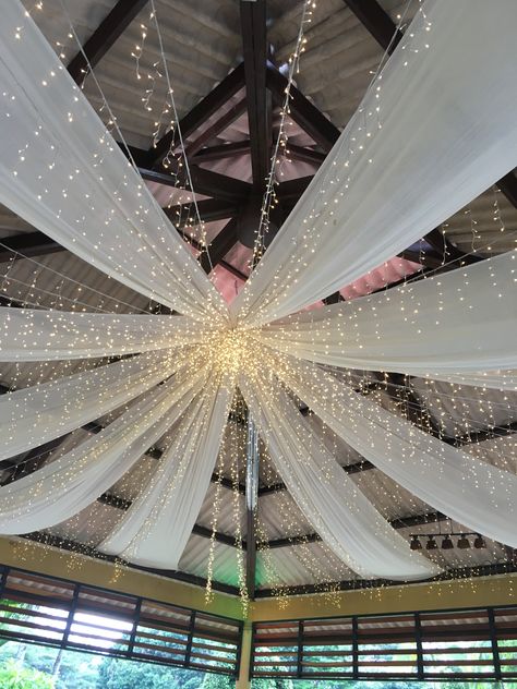 Hall Party Decorations, Wedding Ceiling Ideas, Ceiling Decor For Wedding, White And Gold Quince, Simple Wedding Decorations Indoor, Ceiling Decorations Wedding, Outdoor Wedding Entrance, Debut Planning, Baby Birthday Party Theme