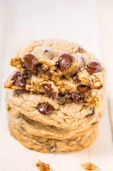 Mrs. Fields Chocolate Chip Cookies {Copycat} - Learn all the SECRETS to making the famous Mrs. Fields cookies at home!! The recipe is easy, spot-on, and they taste just like the real thing!! Chocolate Chip Cookies Copycat, Chip Cookies Copycat, Hershey Chocolate Chip Cookies, Mrs Fields Chocolate Chip Cookies, Mrs Fields, Healthy Chocolate Chip Cookies, Nice Recipes, Healthy Chocolate Chip, Oreo Brownies