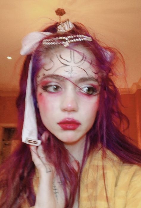 Claire Boucher, Grunge Hair, Hair And Makeup, Aesthetic Makeup, Face Art, Makeup Inspo, Maquillaje De Ojos, Makeup Nails, Makeup Inspiration