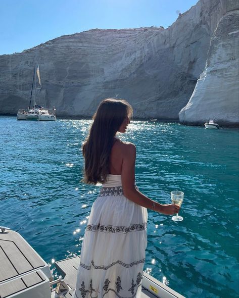 Santorini Photo Ideas, Greece Outfits Summer, Wellness Notion, Greece Lifestyle, Caviar Pasta, Monaco Fashion, Santorini Outfit, Dior Toile, Greece Girl