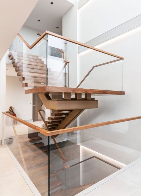 Wood And Glass Staircase Railing, Glass Railing Staircase, Living Room Elevation, Staircase Glass, Luxury Stairs, Glass Handrail, Modern Stair Railing, Luxury Staircase, Wooden Staircase