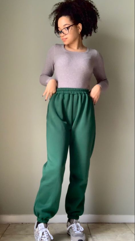 Teal Sweatpants Outfit, Body Suit And Sweatpants Outfit, Green Sweatpants Outfit, Winter Outfits College, Straight Sweatpants, Casual Winter Outfit, Outfit College, Green Sweatpants, Modest Clothes