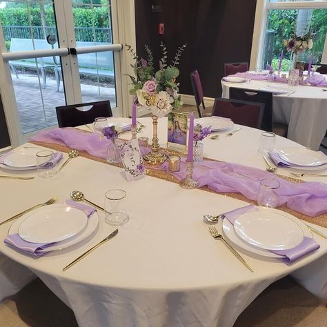 Lavender And Gold Birthday Decorations, Purple Vase Centerpiece, Purple Table Arrangements, Quince Table Decorations Purple, Purple Table Runner Ideas, Lavender And Gold Quinceanera Decorations, Purple Bridal Shower Table Decor, Gold And Lavender Party Decorations, Lavender And Gold Party