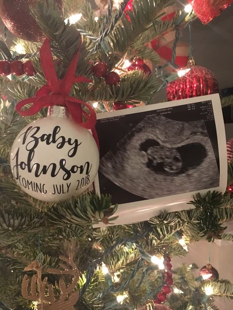 Christmas baby announcement. New Years baby announcement. Pregnancy announcement. Baby on the way. Baby Announcement New Years, Vogue Kids, Christmas Baby Announcement, Foto Newborn, Cute Pregnancy Announcement, Baby Announcement Pictures, Announcement Pregnancy, Christmas Pregnancy Announcement, Christmas Pregnancy