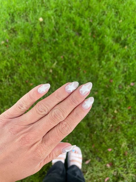 White / milky white star nails y2k White Nails With Star Designs, Milky Star Nails, White Star On Nails, White Stars On Nails, Milky White Star Nails, White Star Nail Design, White Star Nails Y2k, Milky White Nails With Stars, Big Star Nails