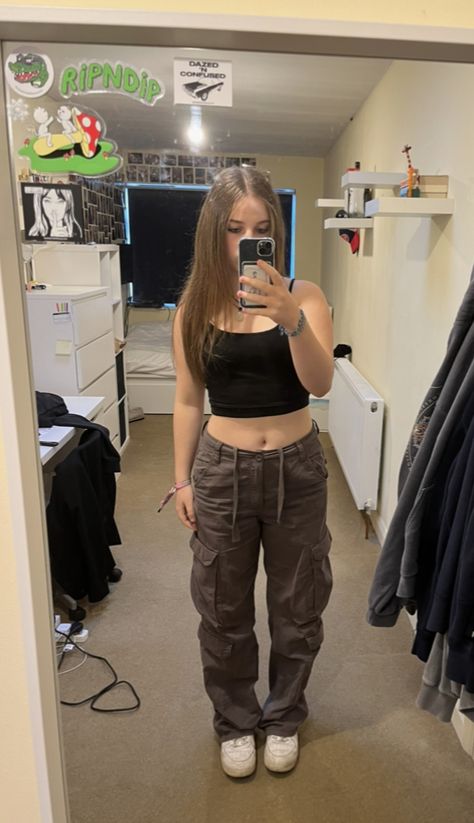 Tank Top Cargo Pants Outfit, Cargo Pants And Tank Top Outfit, Spaghetti Strap Crop Top Outfit, Baggy Cargo Outfit, Tank Top Outfit, Cargo Outfit, Cargo Pants Outfits, Spaghetti Strap Crop Top, Tank Top Outfits