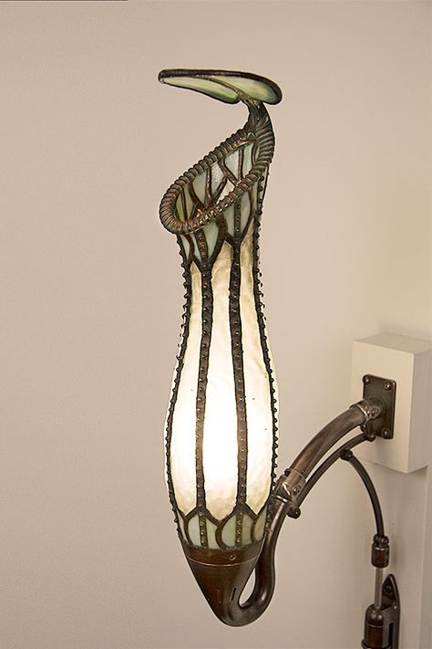 Pitcher Plant Lamp, Pitcher Plant Aesthetic, Art Nouveau Plants, Solarpunk Decor, Art Nouveau Garden, Interesting Lamps, Art Nouveau Lamp, Lamp Plant, Art Nouveau Lighting