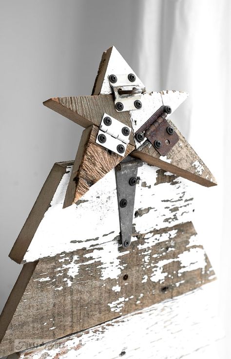 Learn how to build this easy reclaimed wood Christmas tree and star for porch decor for Christmas... with no measuring! Click to full tutorial! December Diy, Charlie Brown Tree, Pallet Christmas Tree, Woodworking Shows, Tree Stencil, Tree Star, Intarsia Woodworking, Funky Junk Interiors, Woodworking Box