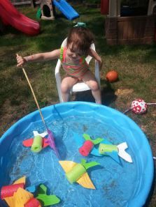 Mia loves fish and fishing for fishies. So I decided to make her kiddie pool a fishing spot for her. POOL NOODLE FISH... see how to make them. Pool Noodle Fish, Best Hot Dog Chili, Pool Games To Play, Water Park Ideas, Plastic Swimming Pool, Backyard Water Parks, Hot Dog Chili, Spongebob Party, Pool Activities