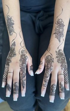 Black Henna Designs Arabic, Eid Henna Designs Arabic, Black Henna Designs, Somali Henna, Henna Designs Arabic, Henna Styles, Makeover Photoshoot, Eid Henna Designs, Kids Henna