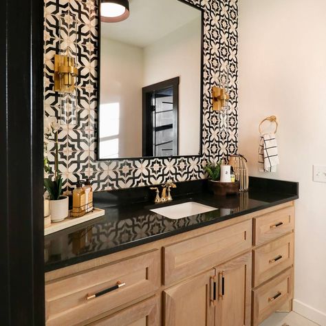 Small Bathroom Backsplash Ideas, Small Bathroom Backsplash, Black And Cream Bathroom, Bathroom Backsplash Ideas, Rustic Backsplash, Small Bathroom Diy, Beautiful Backsplash, Small Bathroom Sinks, Stone Interior