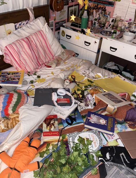 Mess Aesthetic, Wrapping A Gift, Paradise Hills, Messy Bed, Artist Bedroom, A Level Art, Small Bedroom, Bedroom Diy, Cribs