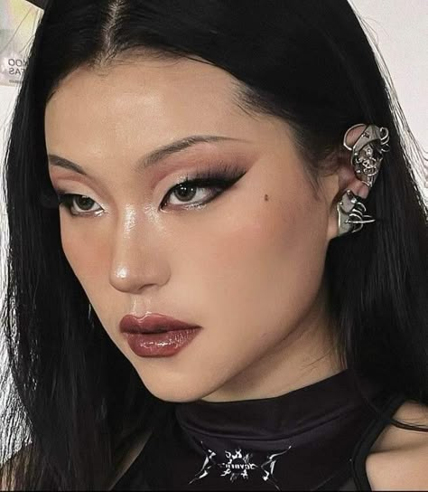 Prom Makeup For Small Eyes, 70s Editorial Makeup, Fur Shirt Outfit, Artic Monkeys Makeup, Fierce Make Up Look, Editorial Makeup Asian, Show Makeup Dancers, Lover Makeup Ideas, Fem Fatale Makeup