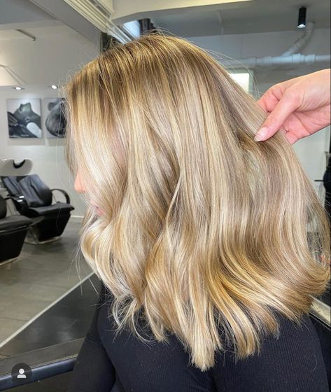 Hair Color Ideas For Golden Blonde, Golden Blonde Hair Shoulder Length, Honey Blonde Hair Short, Buttery Blonde Hair, Medium Golden Blonde, Collarbone Length Hair, Warm Blonde Hair, Blonde Hair Goals, Beige Blond