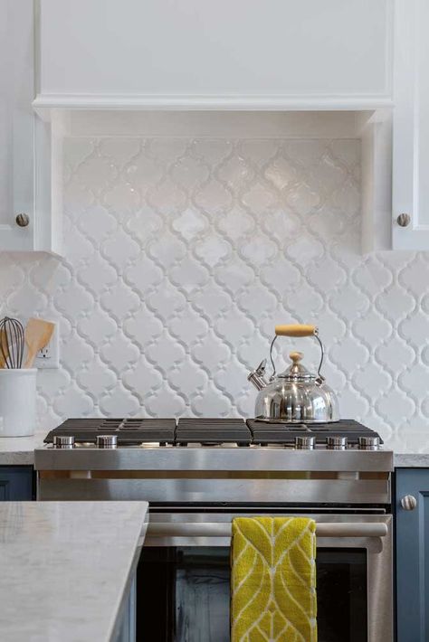 White arabesque backsplash tile in the kitchen. Arabesque Tile Kitchen, White Arabesque Tile, Arabesque Backsplash, Gray Countertops, Arabesque Tile Backsplash, Backsplash Trends, Backsplash With White Cabinets, Kitchen Backsplash Trends, White Kitchen Backsplash