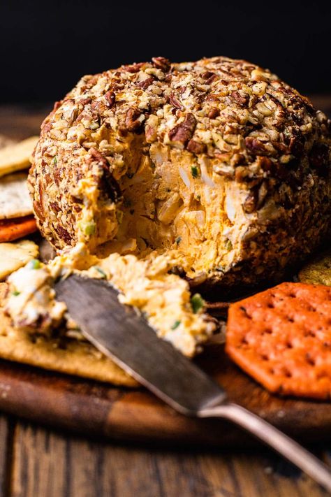 Mom's Classic Cheese Ball Pub Cheese Spread, Cheddar Cheese Ball Recipes, Cream Cheese Balls Recipe, Classic Cheese Ball, Pub Cheese, Cheddar Cheese Ball, Weeknight Dinner Recipes, So Much Food, Cream Cheese Ball