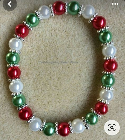 Holiday Themed Bracelets, Christmas Stretch Bracelets Ideas, Xmas Bracelets Diy, Christmas Diy Jewelry Ideas, Free Jewelry Patterns, Christmas Themed Bracelets, Christmas Diy Bracelet, Christmas Stretch Bracelets, Christmas Jewellery Ideas