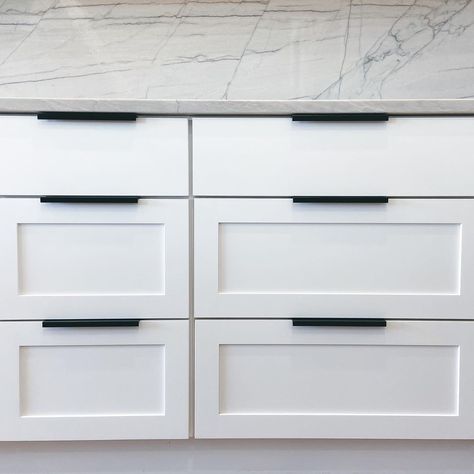 White Shaker Cabinets White Macabus Quartzite Schoolhouse Ledge Pull Black Kitchen Cabinets With Black Pulls, Black Pulls, White Shaker Kitchen Cabinets, Ranch Kitchen, New House Living Room, Black Drawer Pulls, White Shaker Kitchen, Door Handle Design, White Shaker Cabinets