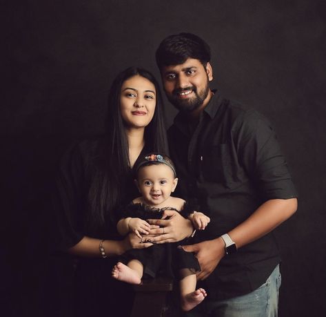 Family Wearing Same Clothes, Baby Photo Shoot With Parents, Family Potrait Photoshoot Indoor, Baby Parents Photoshoot, Baby Shoot With Parents, Baby With Parents Photography, Couple With Newborn Baby, Newborn Family Pictures, Baby Photography Poses