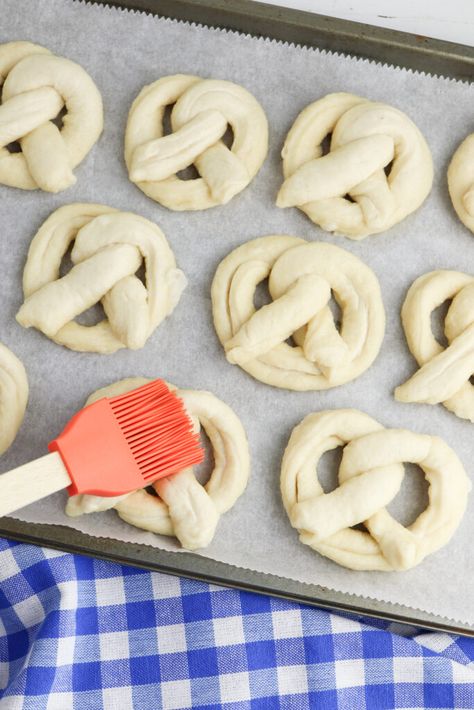 Pizza Dough Pretzels | Homemade Soft Pretzels Made with Store-Bought Pizza Dough Soft Pretzels With Pizza Dough, Pretzels From Pizza Dough, Pizza Dough Pillsbury Recipes, Homemade Dots Pretzels, Pretzels With Pizza Dough, Pilsbury Pizza Dough Recipe Easy, Things To Make With Pizza Dough, Pizza Dough Pretzels, Soft Pretzels Easy