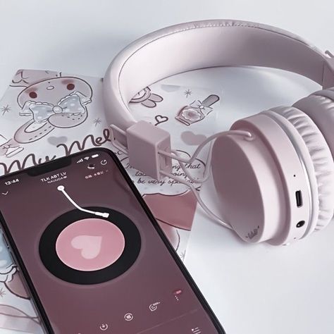 Phone Music Aesthetic, Headphones Pink Aesthetic, Pastel Music Aesthetic, Pink Headphones Icon, Soft Music Aesthetic, Aesthetic Listening To Music, Pink Headphones Aesthetic, Music Pink Aesthetic, Listen To Music Aesthetic