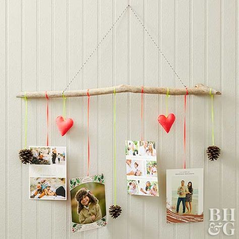 Want to know how to display greeting cards on the wall? Turn to your backyard! A branch is the perfect base for displaying holiday cards. Simply glue cards to string and tie to the branch. Add festive accents like pineones and felt hearts tied with bright ribbon. Winter Wonderland Card, Holiday Card Display, Greeting Card Holder, Gift Card Displays, Holiday Decorating Ideas, Holidays Crafts, Greeting Card Display, Christmas Card Display, Card Displays