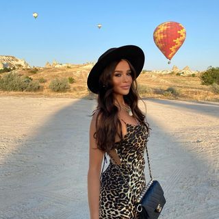 Hot Air Balloon Outfit, White Summer Outfits, Outfit Primavera, Fashion Photography Poses, Foto Poses, Daily Dress, Girl With Hat, Hot Air Balloon, Air Balloon