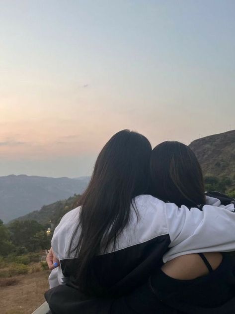 Best Friend Hug, Hug Pose, Friendship Pics, Sunset Quotes Instagram, Bff Poses, Friendship Photoshoot, Korean Best Friends, Army Girlfriend Pictures, Face Aesthetic