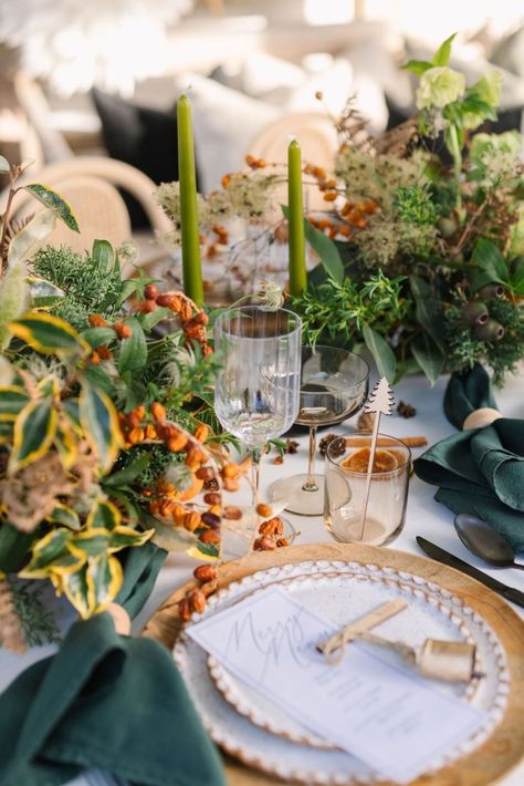 A Rustic and Beautiful Christmas Table • Beijos Events Hanging Wedding Cake, Christmas Table Inspiration, Macrame Bouquet, Macrame Wedding Decor, Green Wedding Decorations, Christmas Cookie Party, Christmas Party Ideas, Wedding Tableware, Classic Invitation