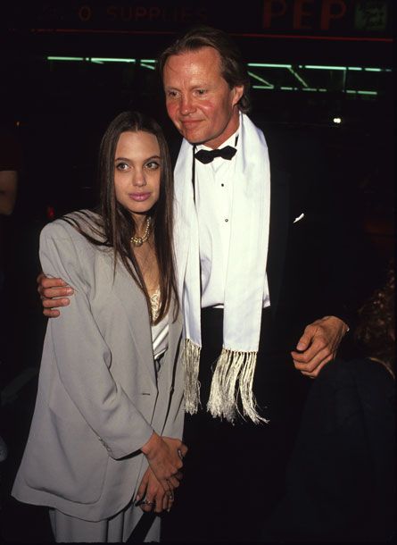 Angelina Jolie and Jon Voight in the eighties. John Voight, Angelina Jolie 90s, Britney Spears 1999, Angelina Jolie Style, Jon Voight, Jolie Pitt, Cameron Diaz, Sofia Coppola, Jack Nicholson