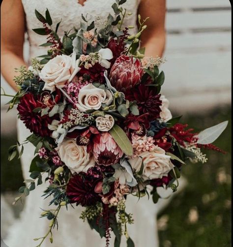 Winter Wedding Flowers Bouquets, Flower Arrangements For Weddings, Florist Ideas, Cream Photography, Burgundy Wedding Flowers, Red Wedding Flowers, Bridal Bouquet Fall, Wedding Bouquets Bride, Winter Wedding Flowers