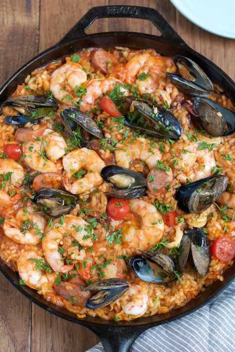 Seafood Paella is an easy, delicious and flavorful seafood recipe that you can make at home. With fresh shellfish, mussels, and other seafood, plus Italian sausage, this meal is packed with flavor! Paella Recept, Seafood Paella Recipe, Paella Recipe Seafood, Saffron Recipes, Paella Pan, Seafood Paella, Paella Recipe, Cooking Seafood, Seafood Dinner